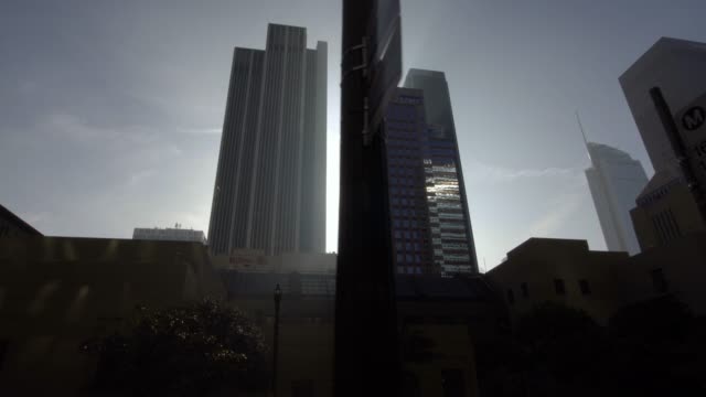 Sonne-Strahlen-zwischen-Hochhäusern-in-downtown-Los-Angeles-Street-Dolly-Schuss
