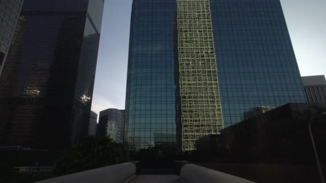 Aufnahme-auf-einem-Pfad-Spaziergang-von-modernen-Bürogebäude-Wolkenkratzer-in-der-Innenstadt-von-Los-Angeles-USA-bewegen