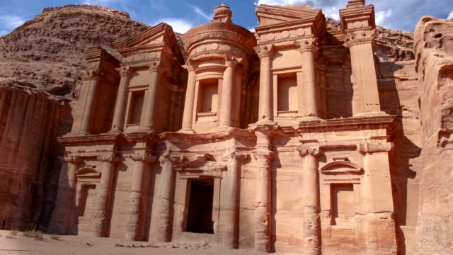 Ad-Deir---Monastery-in-the-ancient-city-of-Petra,-Jordan
