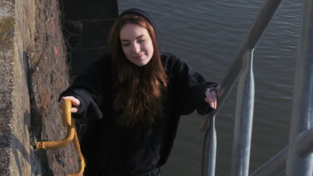 Mujer-joven-de-pie-en-el-río-escalera