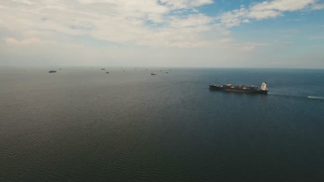 Buques-de-carga-en-la-Bahía-Manila