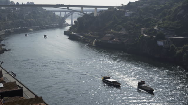 Schwimmende-Boote-am-Douro-Fluss
