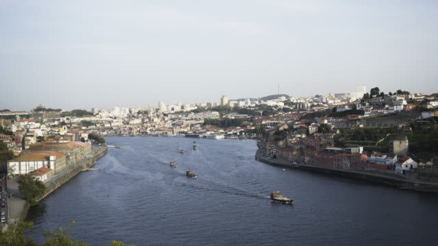 Portugal-Stadt-am-Ufer-des-Douro-Fluss