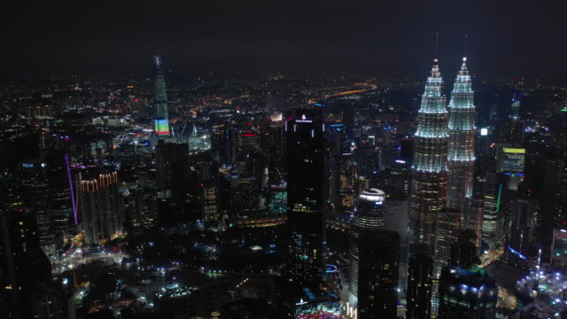 Nacht-Beleuchtung-Kuala-Lumpur-Stadtbild-Innenstadt-Antenne-Panorama-4k-Malaysia