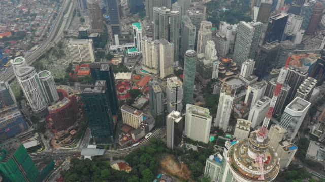 Kuala-lumpur-centro-de-la-ciudad-famosa-Torre-Parque-superior-vista-aérea-Malasia-panorama-4k