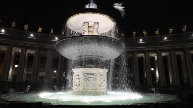 Der-Petersplatz-und-der-Brunnen-\"antiken\"-Nacht-anzeigen.