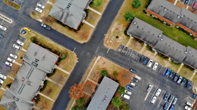 Reihen-von-Häusern-Gemeinschaft-Luftaufnahme-über-Home-Entwicklung-mit-Dächer-sehr-nahe-beieinander