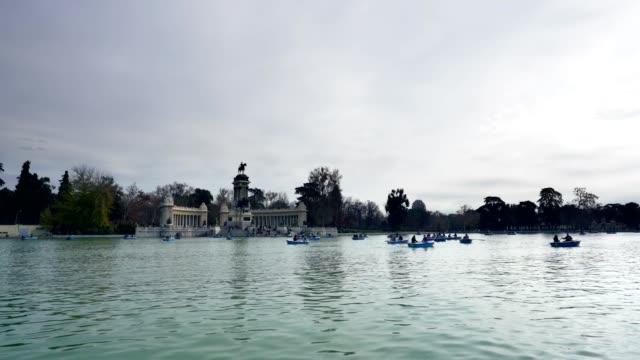 Retiro-Park-lake-in-Madrid,-with-lots-of-small-boats