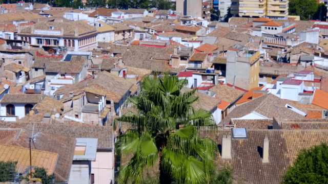 Pequeña-ciudad-provincial-a-los-pies-de-las-montañas-en-España