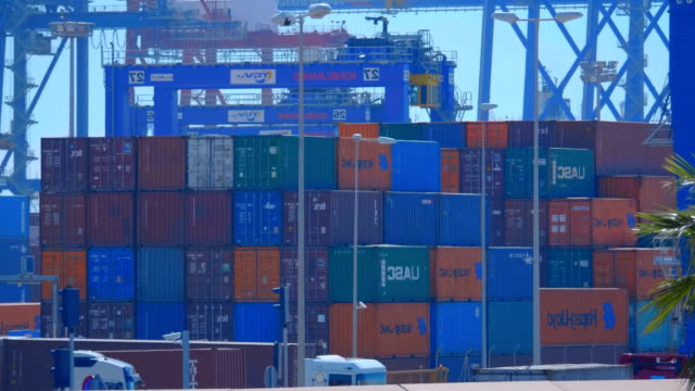 Fracht-Teil-des-Hafens-von-Valencia,-Spanien,-wo-viele-Container