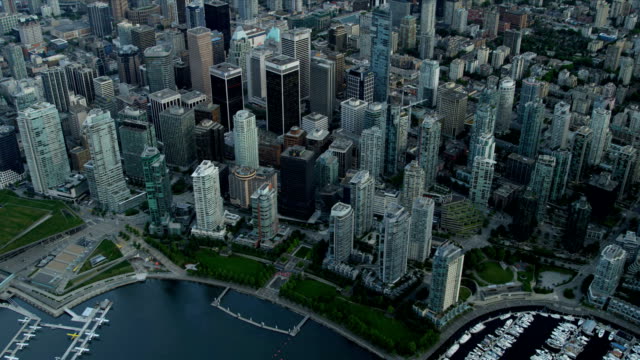 Vista-aérea-de-la-ciudad-de-Vancouver-al-puerto-y-a-la-Marina