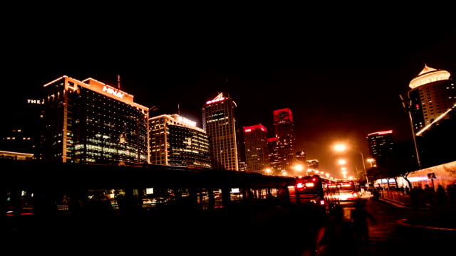 Beijing,-China---29,2014-de-septiembre:-Por-la-noche,-el-autobús-y-el-otro-tráfico-en-la-avenida-Guomao-Changan-cerca-del-distrito-comercial,-Beijing,-China