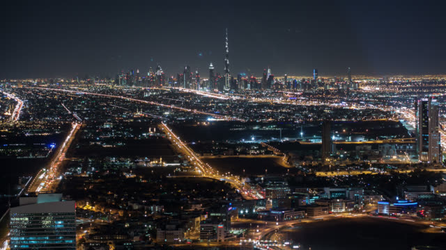 Luz-de-noche-panorama-de-la-ciudad-de-dubai,-en-el-último-piso,-4-K-time-lapse-de-Emiratos-Árabes-Unidos