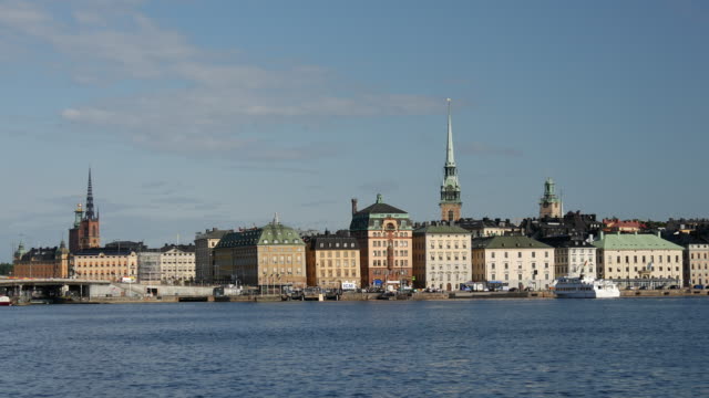Ferry-arriving-at-Gamla-stan