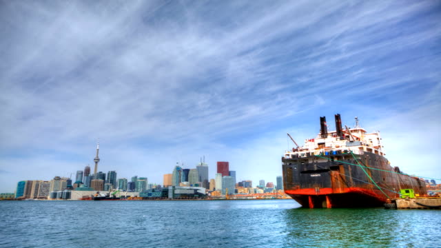 Timelapse-view-of-Toronto-harbor-with-freighter,-Canada