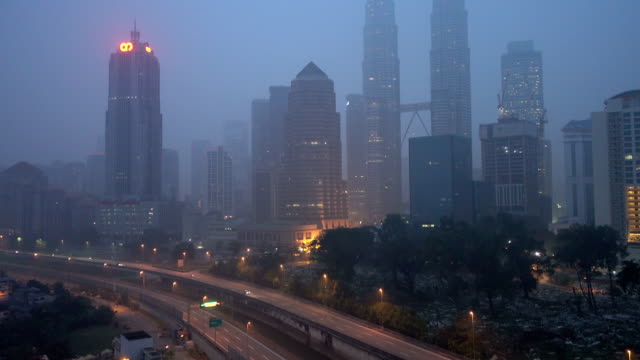 Vídeos-en-alta-definición.-La-ciudad-de-Kuala-Lumpur-en-el-amanecer-durante-grave-opacidad.-Inclinado-hacia-arriba.