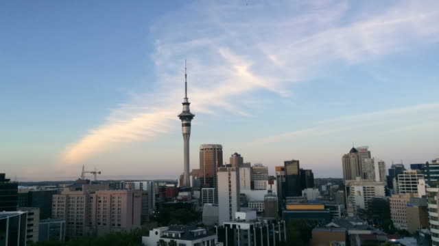 Lapso-de-tiempo-del-horizonte-de-Auckland-con-el-cielo-torre-Multicolours-luz