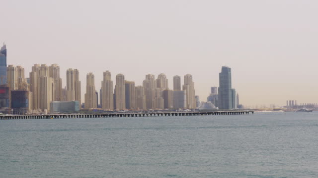 Ciudad-de-dubai,-Emiratos-Árabes-Unidos-momento-del-día-en-la-playa-con-vista-panorámica-de-la-Marina-de-palmeras-4-K