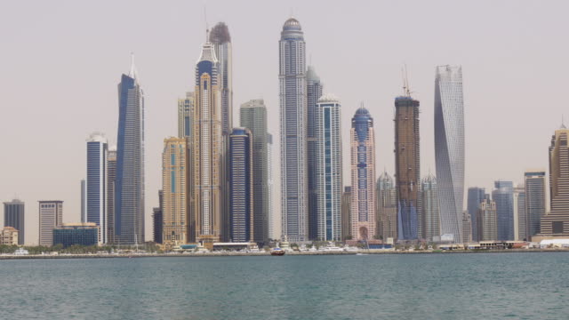 Eau-la-ciudad-de-Dubai-de-luz-natural-y-vista-panorámica-a-la-famosa-playa-de-los-edificios-de-la-bahía-de-4-K