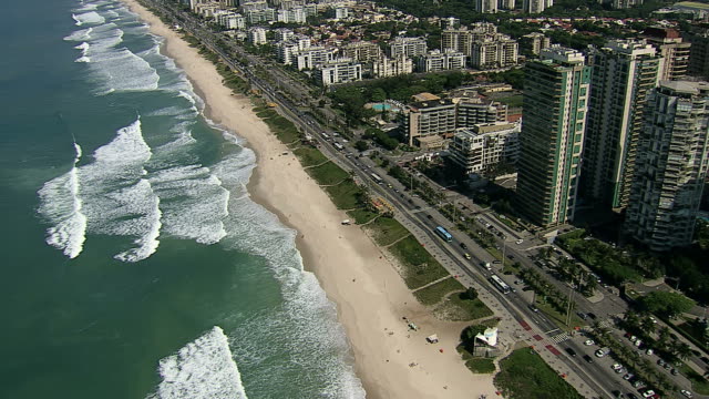 Overhead-Luftaufnahme-von-Barra-da-Tijuca-Beach-mit-Wellen,-Brasilien