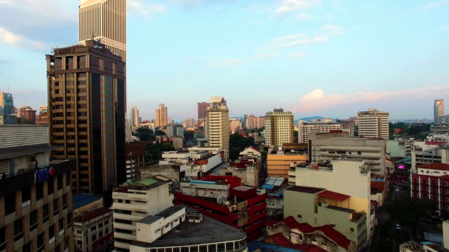 Vista-aérea-de-Kuala-Lumpur-en-puesta-de-sol-con-los-rayos-del-sol-entre-del-centro-de-la-ciudad-de-Kuala-Lumpur-hotel