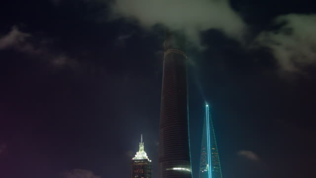 bewölkter-Himmelsblick-auf-shanghai-Nacht-Türme-4-k-Zeitraffer