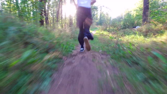 Schlanker-Teenager-junge-läuft-auf-Wegen-und-Wanderwegen-im-Wald.-Junge-ist-gut-laufend-trainiert.-Sport-in-der-Natur.