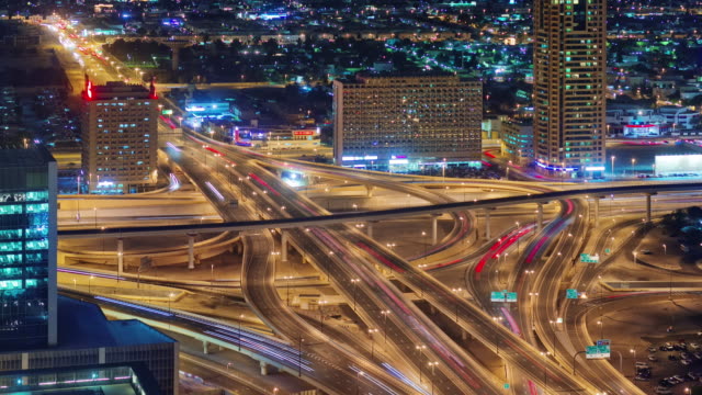 noche-ligera-dubai-tráfico-carretera-cruce-techo-superior-panorama-4-tiempo-k-lapso-Emiratos-Árabes-Unidos