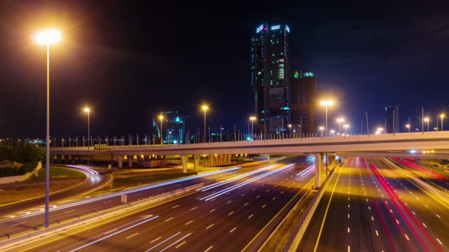 Dubai-Stadt-Nacht-Beleuchtung-Straße-Verkehrsknotenpunkt-4-k-Zeit-verfallen-Vereinigte-Arabische-Emirate