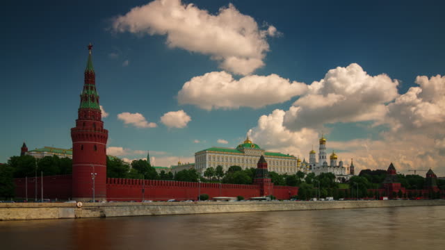 Russland-Moskau-Sonnentag-Fluss-Bucht-Kreml-Mauer-Panorama-4k-Zeitraffer