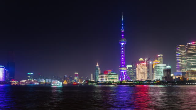 China-Nachtbeleuchtung-berühmten-shanghai-Bucht-touristischen-Schiff-Stadtpanorama-4k-Zeitraffer