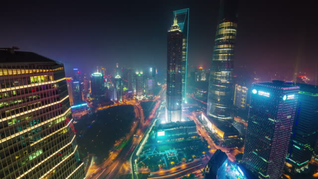 tráfico-de-iluminación-la-noche-China-calle-shanghai-panorama-superior-de-techo-de-paisaje-urbano-4k-lapso-de-tiempo
