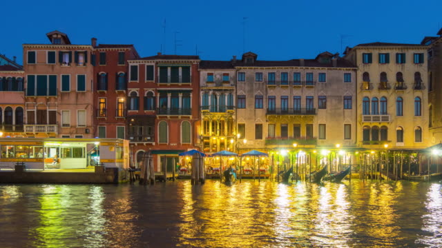 Italia-la-noche-iluminación-Venecia-ciudad-famoso-gran-canal-tráfico-Bahía-panorama-4k-lapso-de-tiempo