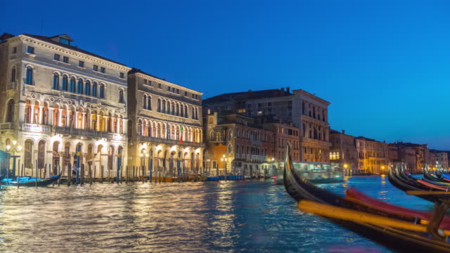Italia-la-noche-iluminación-Venecia-ciudad-famoso-gran-canal-gandola-estacionamiento-panorama-4k-lapso-de-tiempo