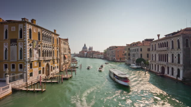 Italia-grand-canal-santa-María-panorama-de-della-salute-Basílica-puente-soleado-4-tiempo-k-extinguido-Venecia