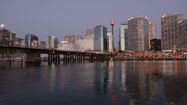 Skyline-von-Sydney-Darling-Harbour-in-der-Abenddämmerung