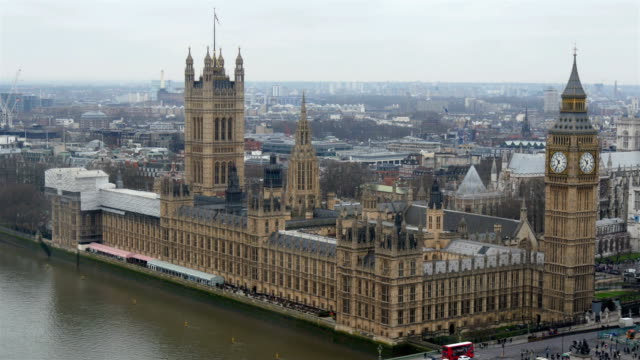 La-vista-trasera-del-Palacio-de-Westminster-en-Londres