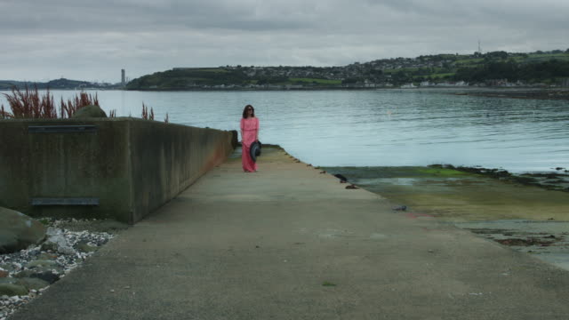 4k-Sea-View-Aufnahme-einer-Frau-zu-Fuß-am-Hafen