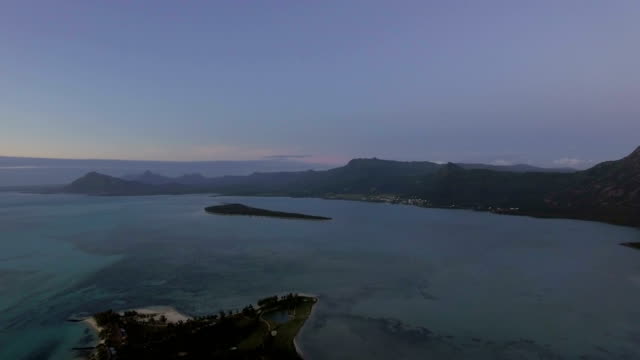 Vista-aérea-panorámica-del-océano-y-la-costa-de-Mauricio-con-montañas