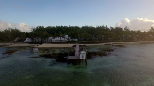 Vista-aérea-del-panorama-tropical-resort-y-el-island,-Mauricio