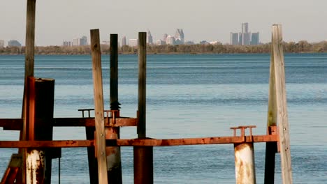 Alten-Docks-auf-Detroit-Fluß-Skyline-Süd