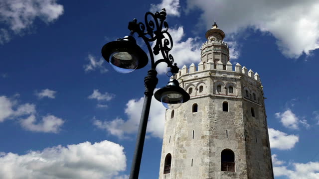 Torre-del-Oro-o-la-torre-del-oro-(siglo-XIII),-una-torre-dodecagonal-militar-árabe-medieval-en-el-sur-de-Sevilla,-Andalucía,-España