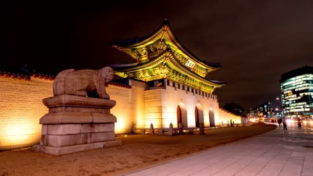 Time-lapse-of-Gwanghwamun-Gate-and-traffic-at-night-in-Seoul,South-korea.