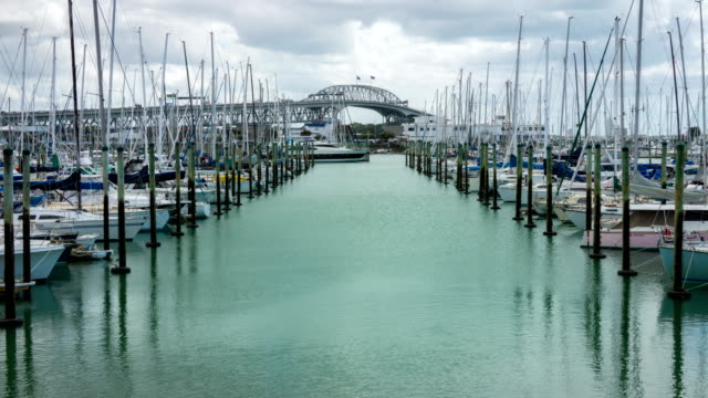 Tiempo-lapso-Auckland-Harbour-Bridge-que-refleja-en-Westhaven-Marina-en-Auckland