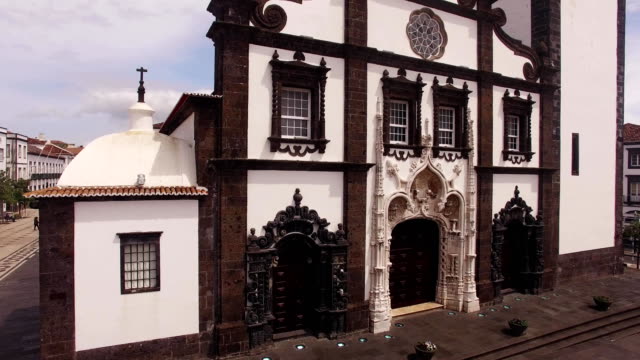 Iglesia-de-San-Sabastian-con-torre-del-reloj-en-Ponta-Delgada-en-Sao-Miguel,-Azores,-Portugal.