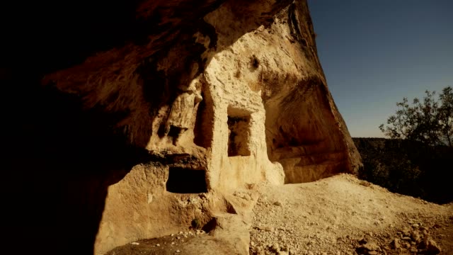 Panorama-roca-tallada-cuevas-y-figuras-en-la-provincia-de-Mersin-emblemático-de-nichos-Adamkayalar-Turquía
