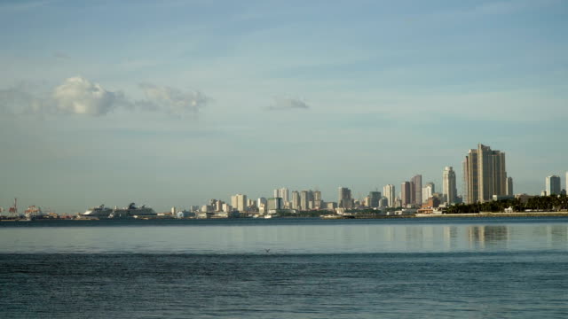 Ciudad-con-rascacielos-y-edificios.-Filipinas,-Manila,-Makati