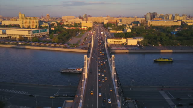Rusia-Moscú-río-krymsky-famoso-puente-tráfico-aéreo-atardecer-panorama-4k