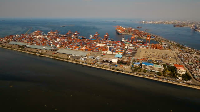 Vista-aérea-del-puerto-industrial-de-carga.-Manila,-Filipinas
