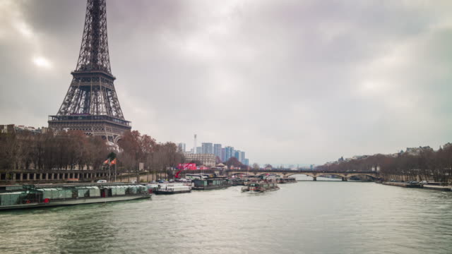 Frankreich-berühmtesten-Eiffel-Turm-Seine-Fluss-Brücke-Seite-Panorama-4-k-Zeit-hinfällig,-paris
